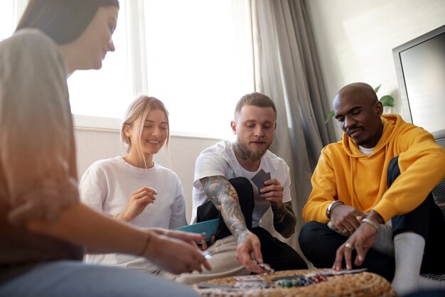 Freunde haben Spaß beim Pokern