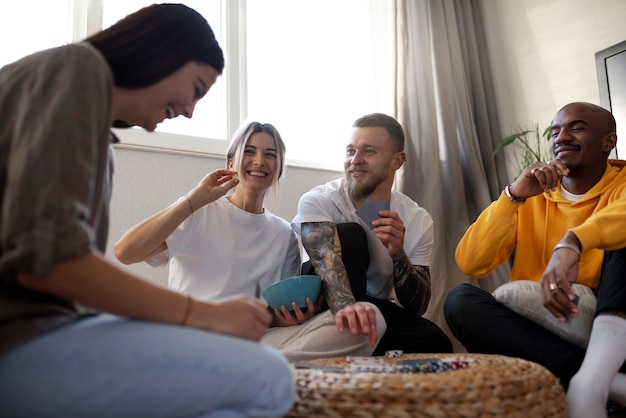 Freunde haben Spaß beim Pokern