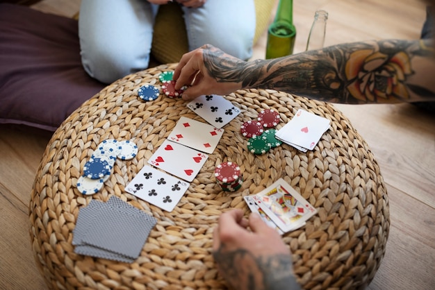 Kostenloses Foto freunde haben spaß beim pokern