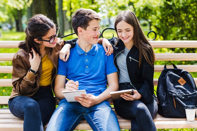 Freunde haben Spaß während der Studie