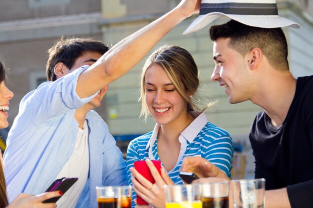 „Freunde im Café sitzen und lachen“