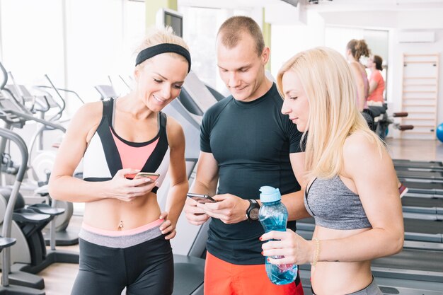 Freunde im Fitnessstudio