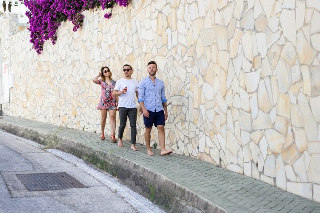 Freunde im Urlaub spazieren durch die Straßen einer kleinen europäischen Stadt