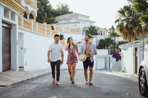 Freunde in den Sommerferien, lachen, Spaß haben, springen, durch die Straßen der Stadt laufen.