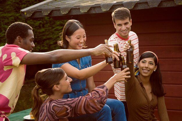 Freunde klirren Flaschen Seitenansicht