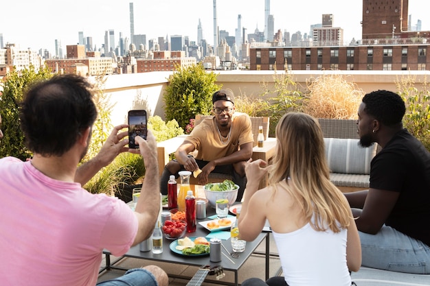 Freunde kochen gemeinsam beim Grillen