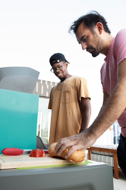 Kostenloses Foto freunde kochen gemeinsam beim grillen