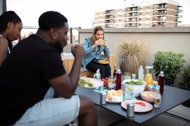 Kostenloses Foto freunde kochen gemeinsam beim grillen