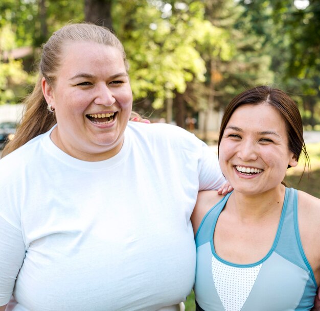 Freunde lachen und haben eine gute Zeit im Park