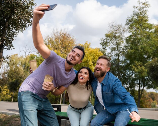 Freunde lachen und haben Spaß