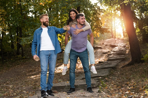 Freunde lachen und haben Spaß