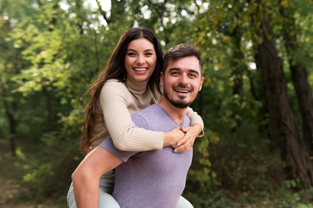 Freunde lachen und haben Spaß