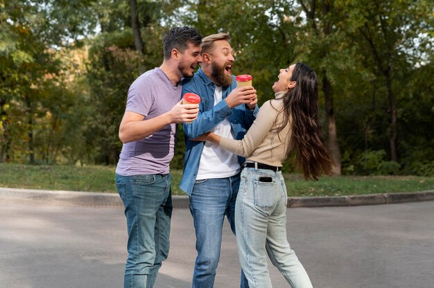 Freunde lachen und haben Spaß