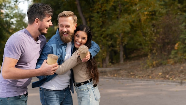 Freunde lachen und haben Spaß