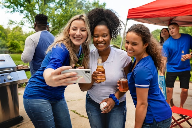 Freunde machen ein Selfie auf der Grillparty am Sonntag