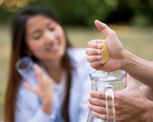 Freunde machen Limonade draußen