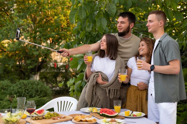 Freunde machen Selfie mittlerer Aufnahme