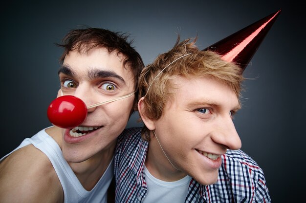 Freunde mit Geburtstag Hut und Clownwekzeugspritze