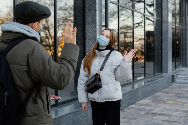 Freunde mit Maskenwinken