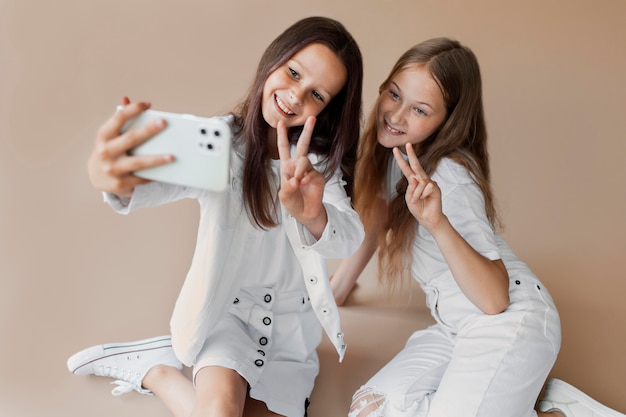 Kostenloses Foto freunde mit mittlerer aufnahme, die selfies machen