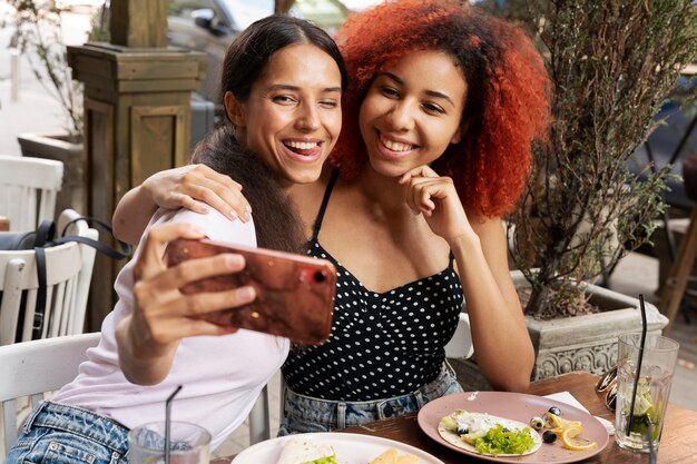 Freunde mit mittlerer Aufnahme, die Selfies machen