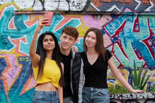 Freunde mit mittlerer Aufnahme, die Selfies machen