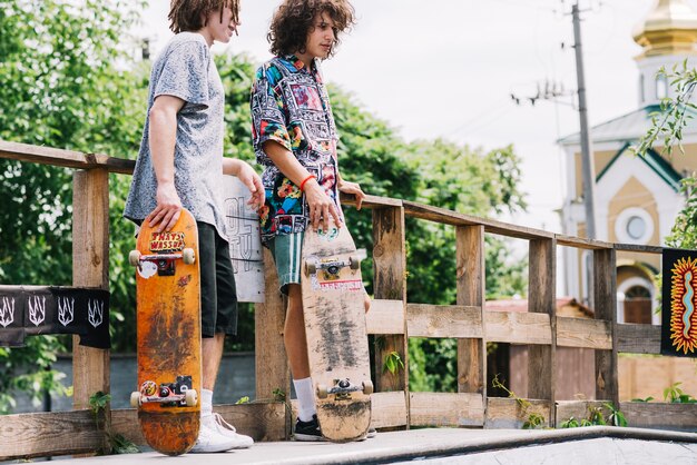 Freunde mit Skateboards auf der Rampe