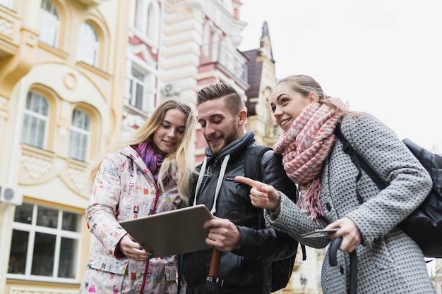 Freunde mit Tablette auf alter Straße