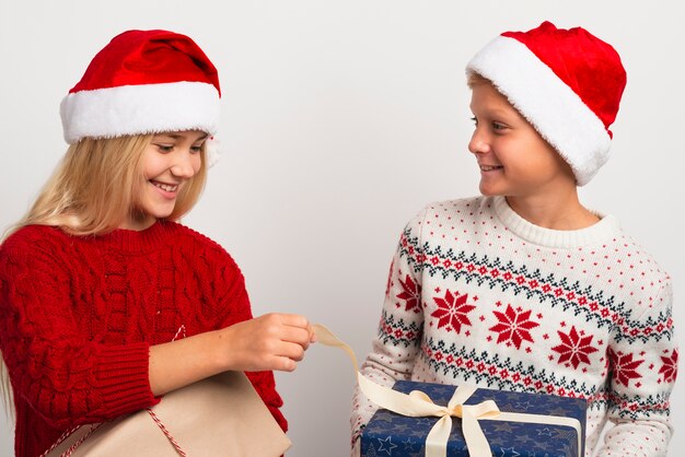 Freunde mit Weihnachtsgeschenken mittlerer Schuss