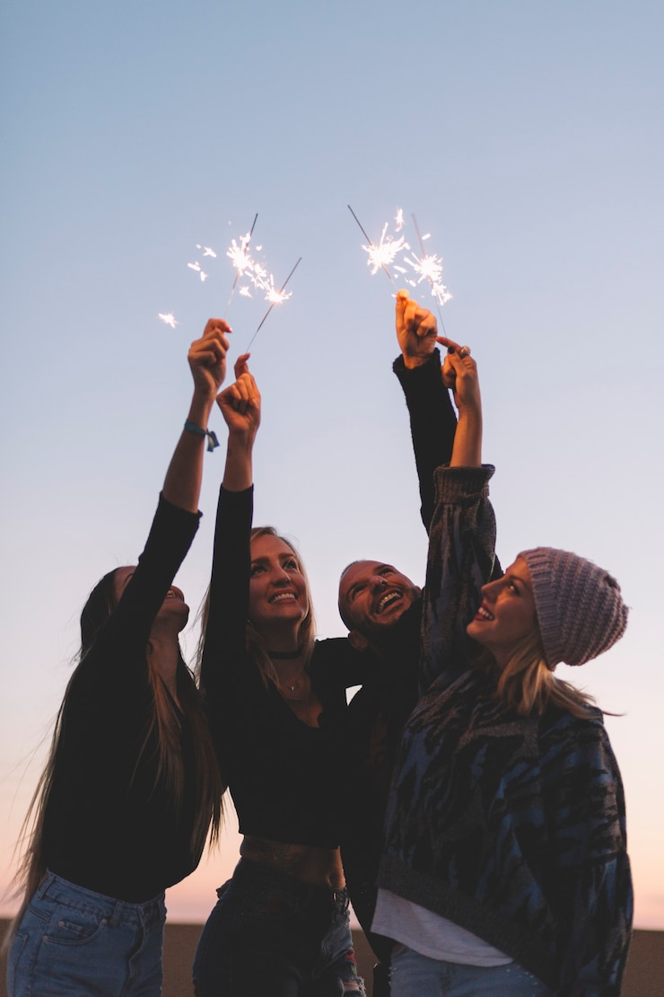 Kostenlose Foto freunde mit wunderkerzen am abend