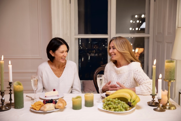 Freunde mittleren Alters beim Abendessen