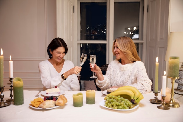 Freunde mittleren Alters beim Abendessen