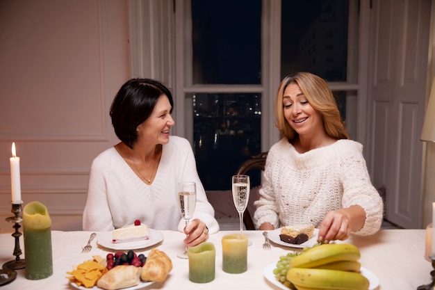 Kostenloses Foto freunde mittleren alters beim abendessen