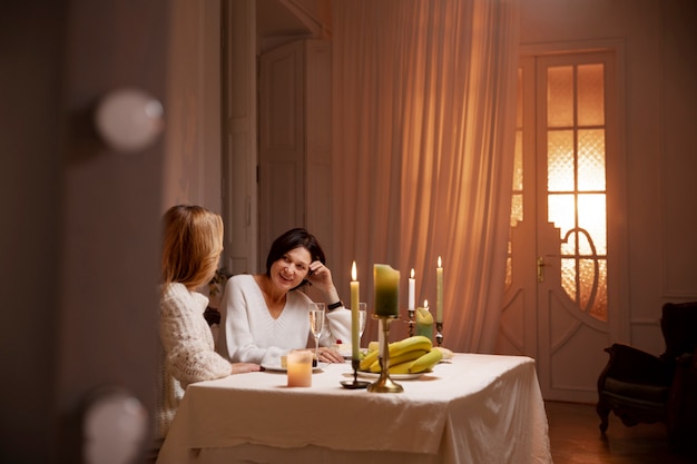 Kostenloses Foto freunde mittleren alters beim abendessen