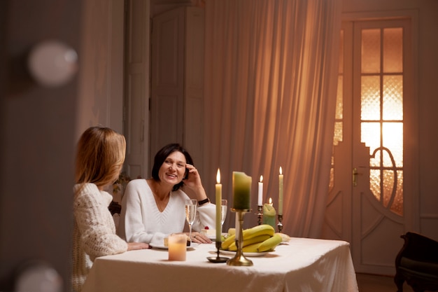 Freunde mittleren Alters beim Abendessen