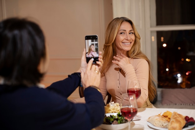 Kostenloses Foto freunde mittleren alters beim abendessen