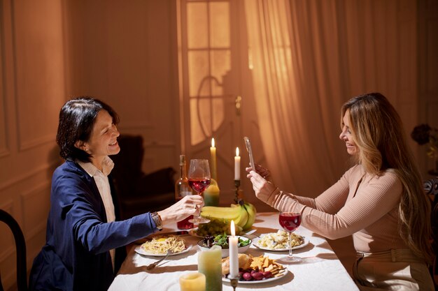 Freunde mittleren Alters beim Abendessen