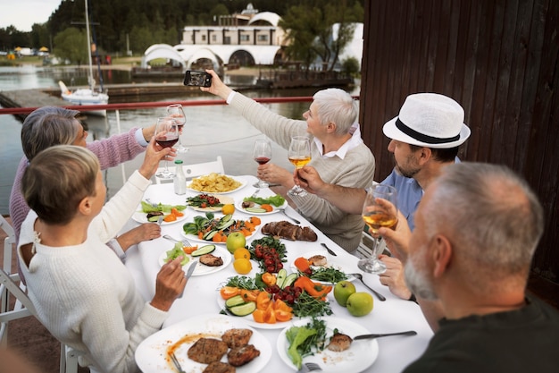 Kostenloses Foto freunde mittleren alters, die sich beim food festival amüsieren