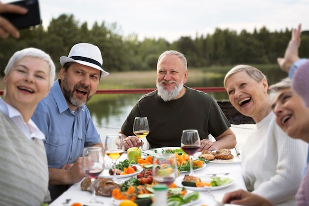 Freunde mittleren Alters, die sich beim Food Festival amüsieren