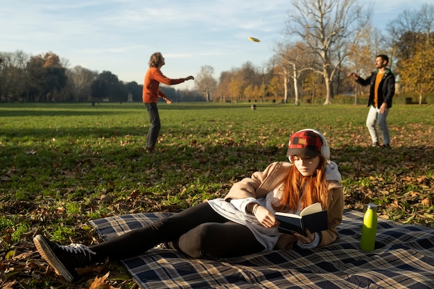 Kostenloses Foto freunde mittleren alters, die sich beim picknick gemeinsam amüsieren