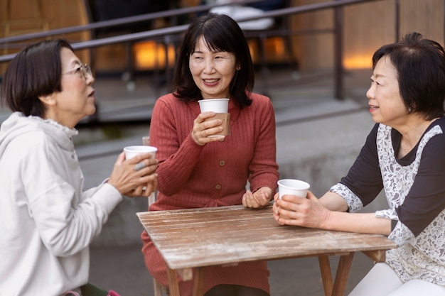 Freunde mittleren Alters, die sich im Café amüsieren