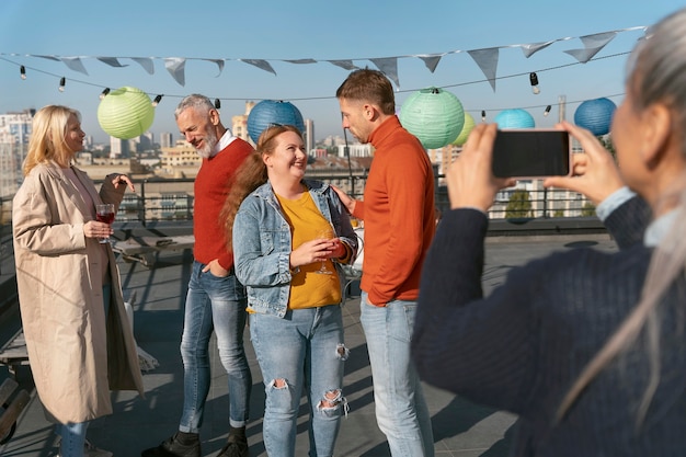 Kostenloses Foto freunde mittleren alters, die spaß haben