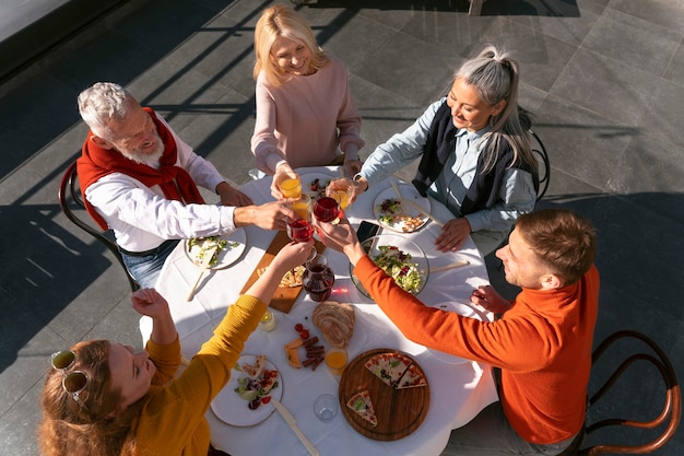 Freunde mittleren Alters, die Spaß haben