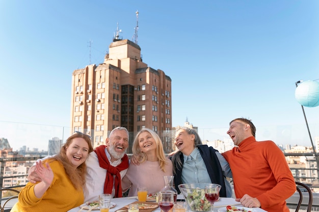 Freunde mittleren Alters, die Spaß haben