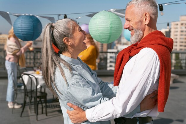 Freunde mittleren Alters, die Spaß haben