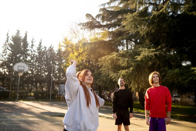 Freunde mittleren Alters, die zusammen Spaß beim Basketballspielen haben