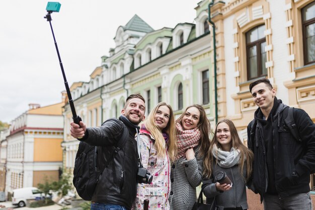 Freunde nehmen Selfie mit Stock