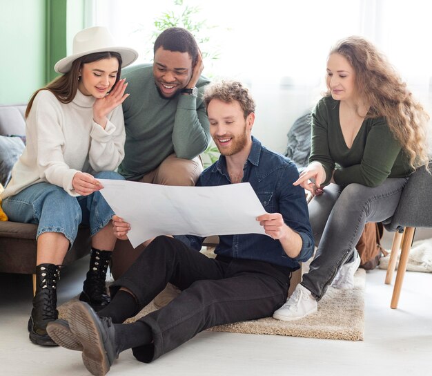 Freunde planen Reise zusammen volle Aufnahme