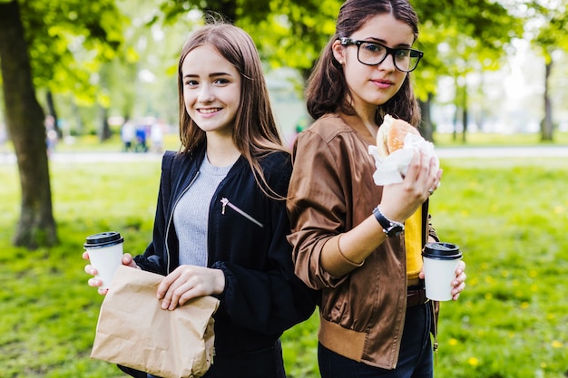 Freunde posieren mit ihrem Mittagessen