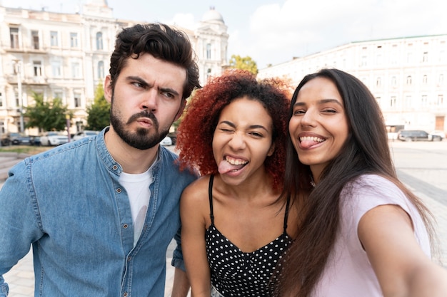 Freunde posieren zusammen mittlere Aufnahme